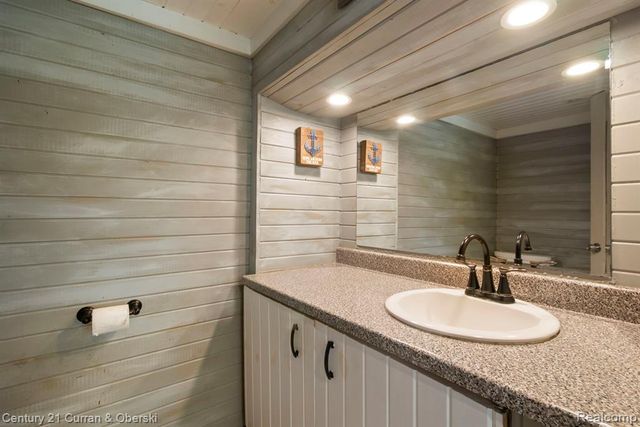 10492 Lake Shore Drive, Fenton, MI 48430