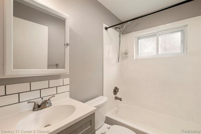 10492 Lake Shore Drive, Fenton, MI 48430