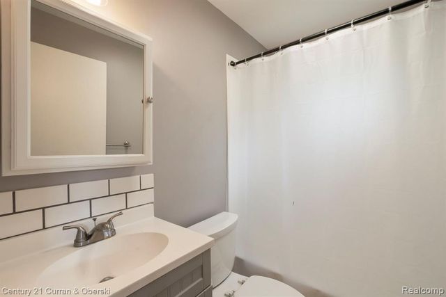 10492 Lake Shore Drive, Fenton, MI 48430
