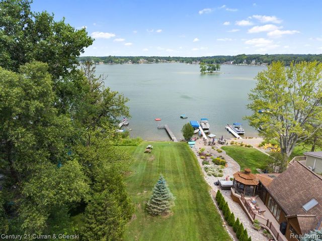 10492 Lake Shore Drive, Fenton, MI 48430