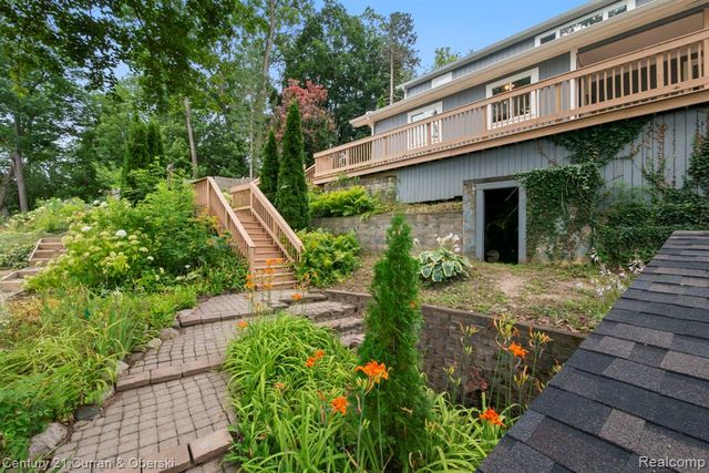 10492 Lake Shore Drive, Fenton, MI 48430