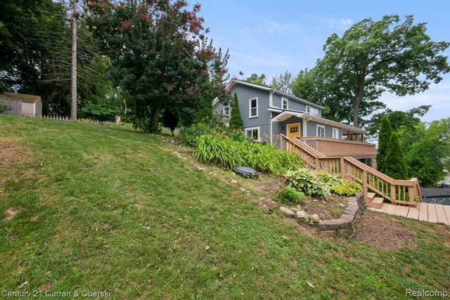 10492 Lake Shore Drive, Fenton, MI 48430