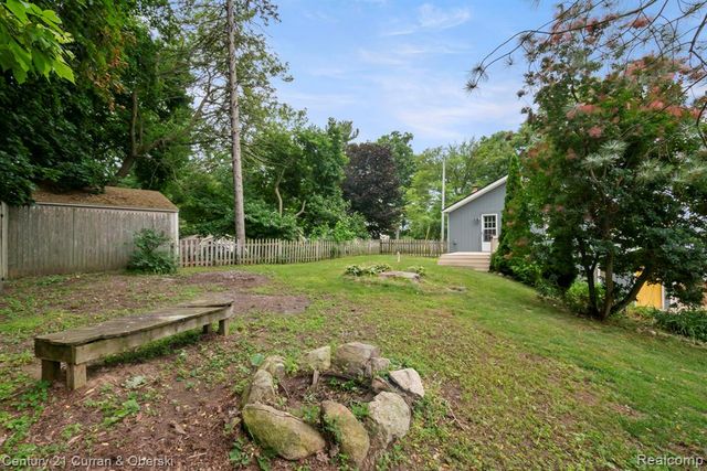 10492 Lake Shore Drive, Fenton, MI 48430