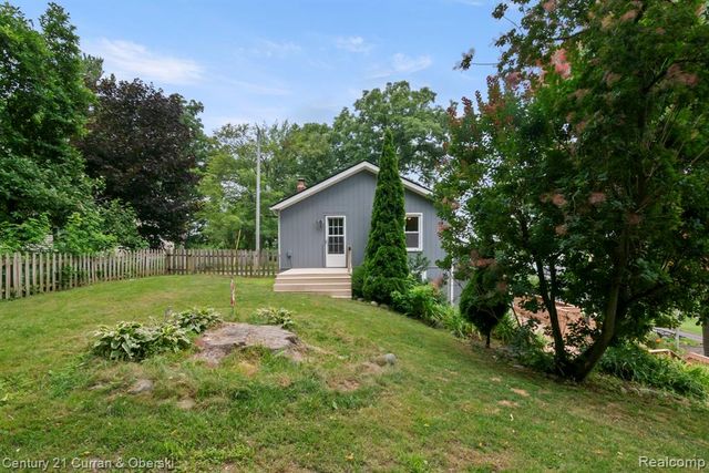 10492 Lake Shore Drive, Fenton, MI 48430