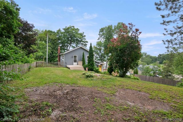 10492 Lake Shore Drive, Fenton, MI 48430