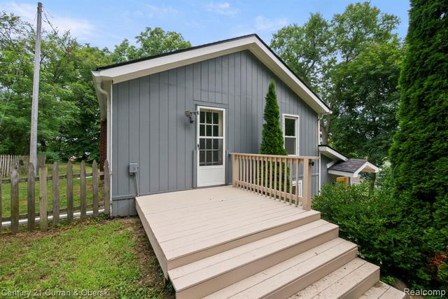 10492 Lake Shore Drive, Fenton, MI 48430