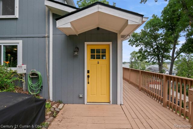 10492 Lake Shore Drive, Fenton, MI 48430
