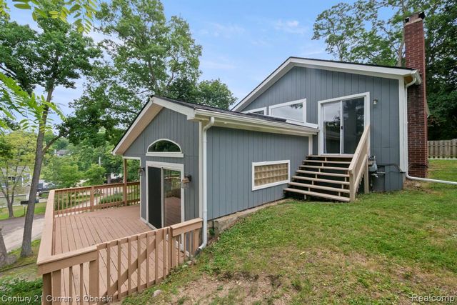 10492 Lake Shore Drive, Fenton, MI 48430