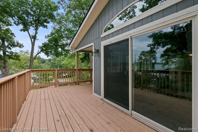10492 Lake Shore Drive, Fenton, MI 48430