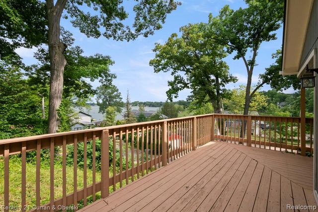 10492 Lake Shore Drive, Fenton, MI 48430