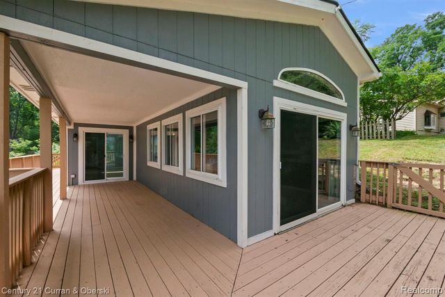 10492 Lake Shore Drive, Fenton, MI 48430