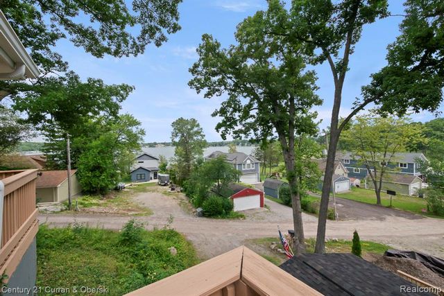 10492 Lake Shore Drive, Fenton, MI 48430
