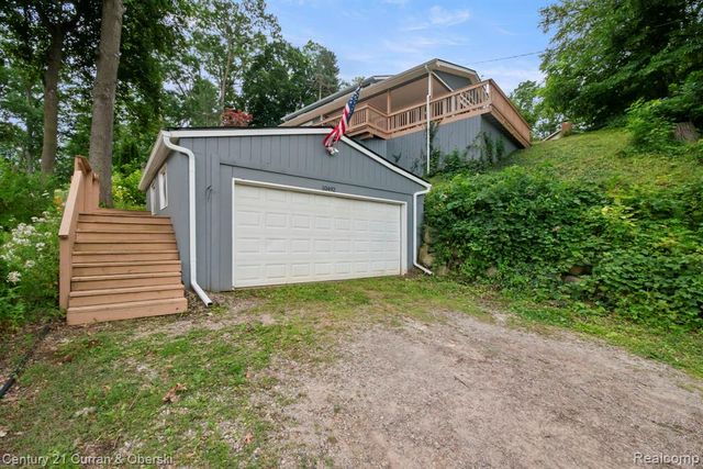 10492 Lake Shore Drive, Fenton, MI 48430