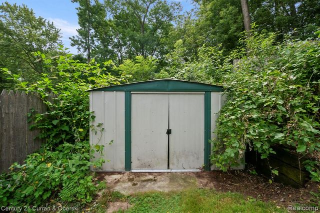 10492 Lake Shore Drive, Fenton, MI 48430