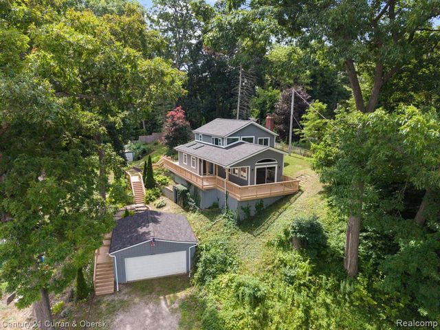 10492 Lake Shore Drive, Fenton, MI 48430