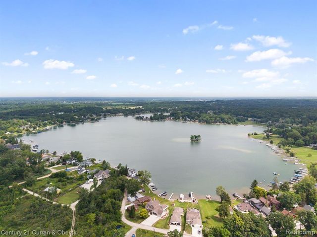 10492 Lake Shore Drive, Fenton, MI 48430