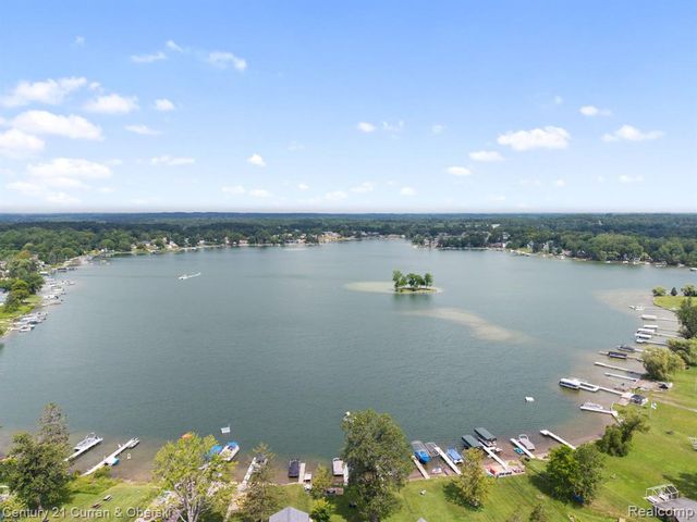10492 Lake Shore Drive, Fenton, MI 48430