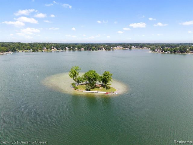 10492 Lake Shore Drive, Fenton, MI 48430