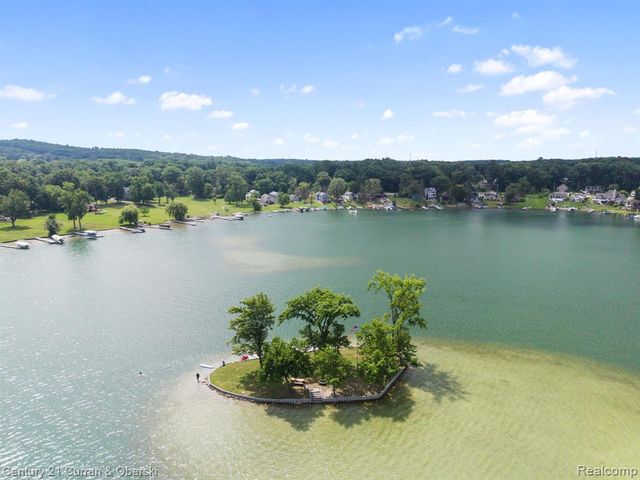 10492 Lake Shore Drive, Fenton, MI 48430