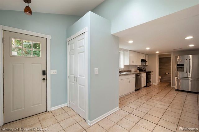 10492 Lake Shore Drive, Fenton, MI 48430