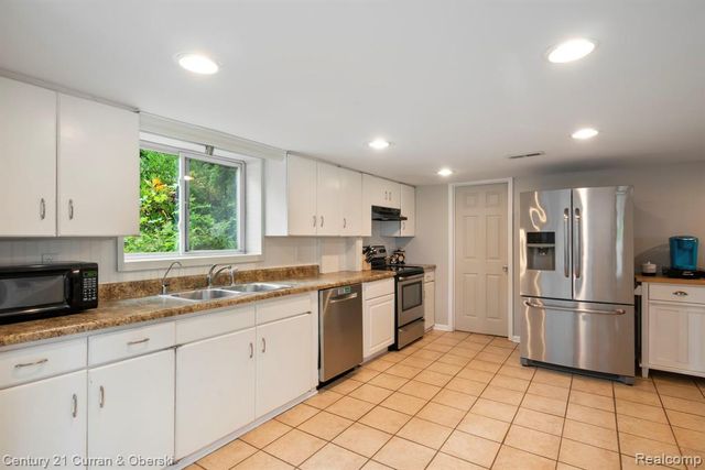 10492 Lake Shore Drive, Fenton, MI 48430