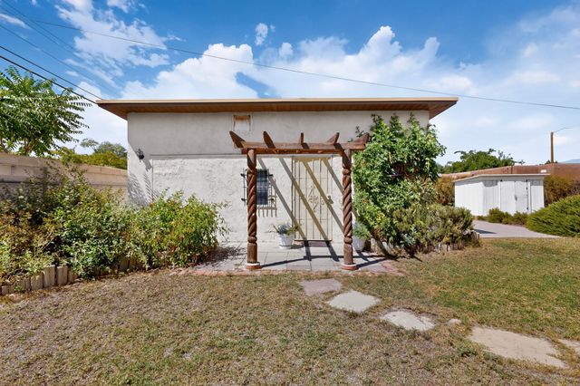 2723 Sierra Drive NE, Albuquerque, NM 87110
