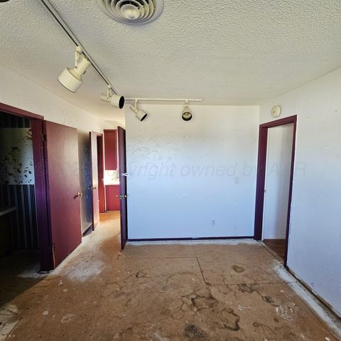 1302 S 3rd Street, Canadian, TX 79014