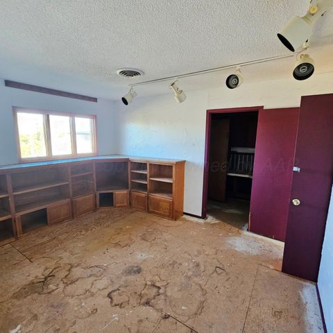 1302 S 3rd Street, Canadian, TX 79014