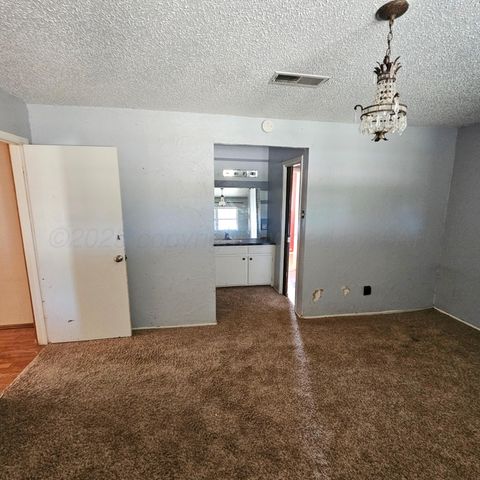 1302 S 3rd Street, Canadian, TX 79014