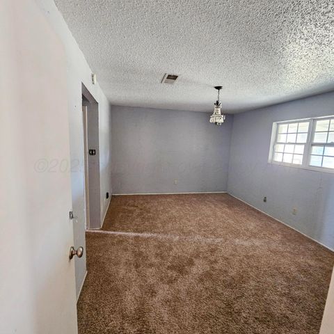 1302 S 3rd Street, Canadian, TX 79014