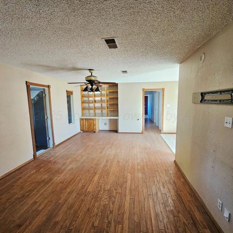 1302 S 3rd Street, Canadian, TX 79014