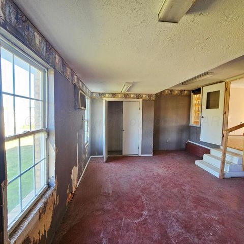 1302 S 3rd Street, Canadian, TX 79014