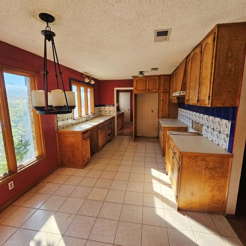 1302 S 3rd Street, Canadian, TX 79014