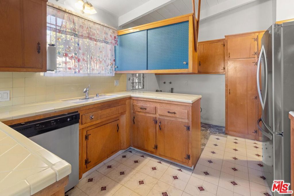 Image 10 of property listing at 11842 Lindblade Street, Culver City, CA 90230