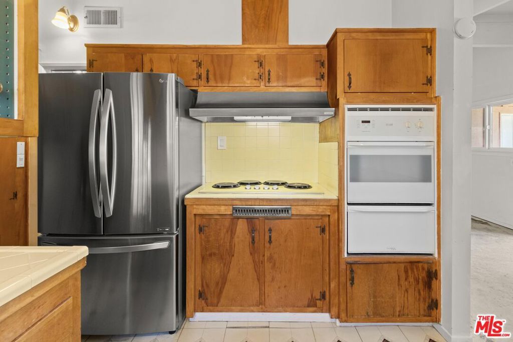 Image 11 of property listing at 11842 Lindblade Street, Culver City, CA 90230