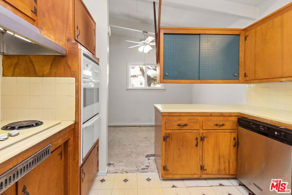 Image 12 of property listing at 11842 Lindblade Street, Culver City, CA 90230