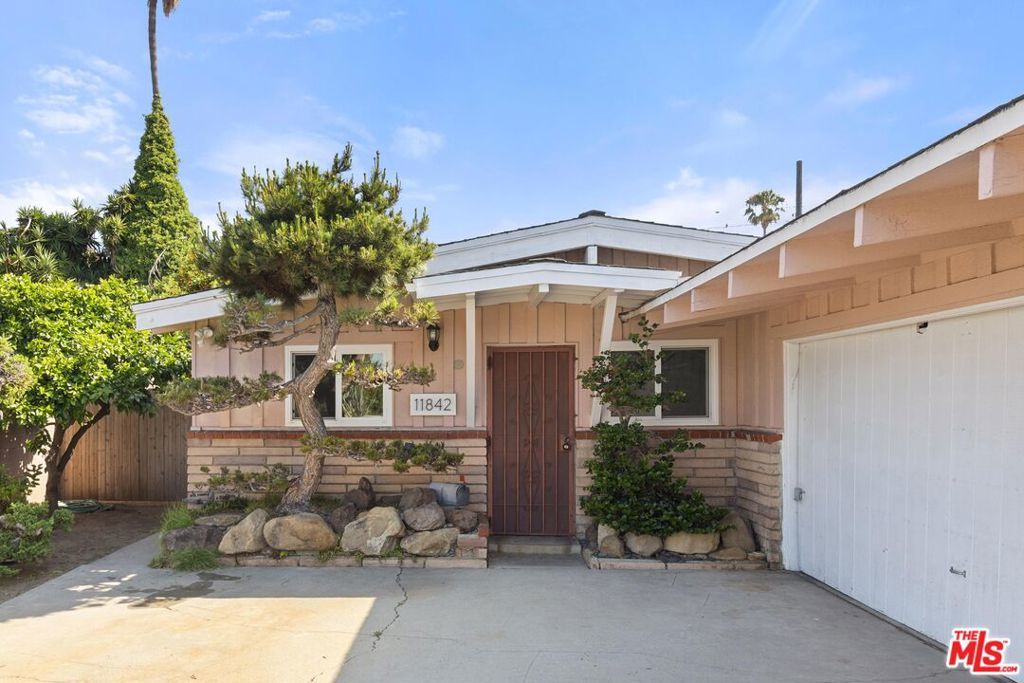 Image 2 of property listing at 11842 Lindblade Street, Culver City, CA 90230