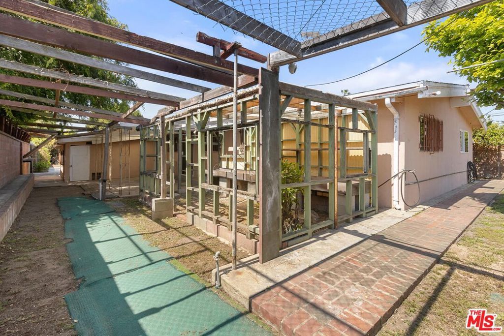 Image 31 of property listing at 11842 Lindblade Street, Culver City, CA 90230