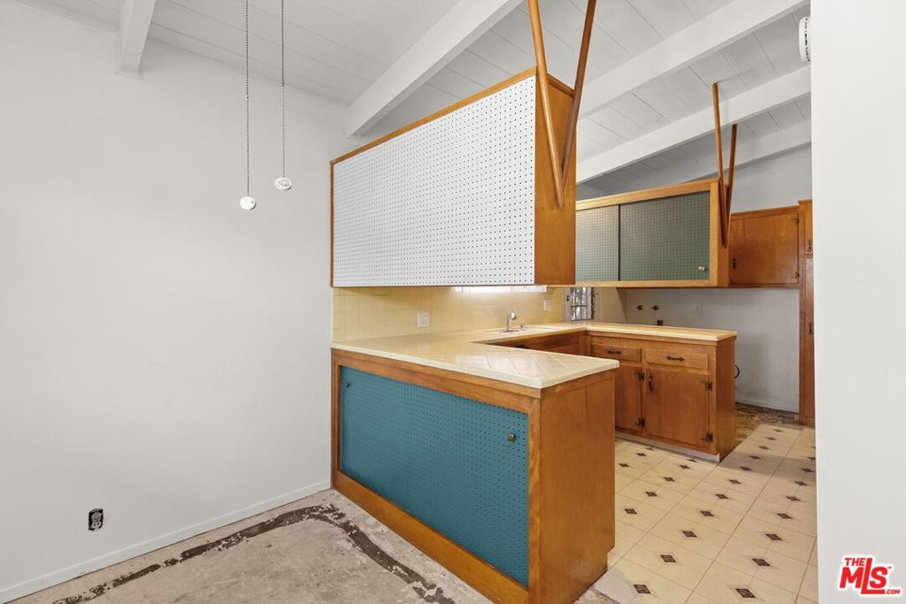 Image 9 of property listing at 11842 Lindblade Street, Culver City, CA 90230