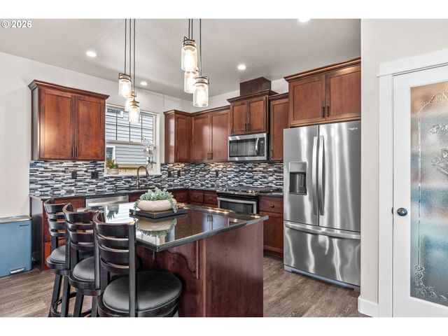 1810 CEDAR BROOK Dr, Eugene, OR 97402
