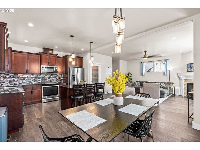 1810 CEDAR BROOK Dr, Eugene, OR 97402