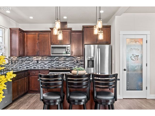 1810 CEDAR BROOK Dr, Eugene, OR 97402