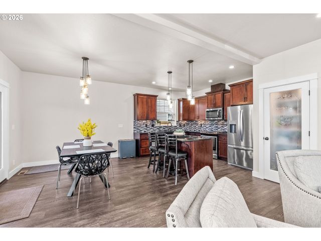 1810 CEDAR BROOK Dr, Eugene, OR 97402