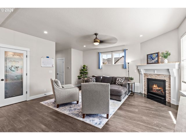 1810 CEDAR BROOK Dr, Eugene, OR 97402
