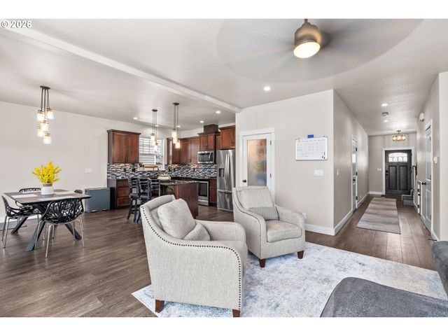 1810 CEDAR BROOK Dr, Eugene, OR 97402