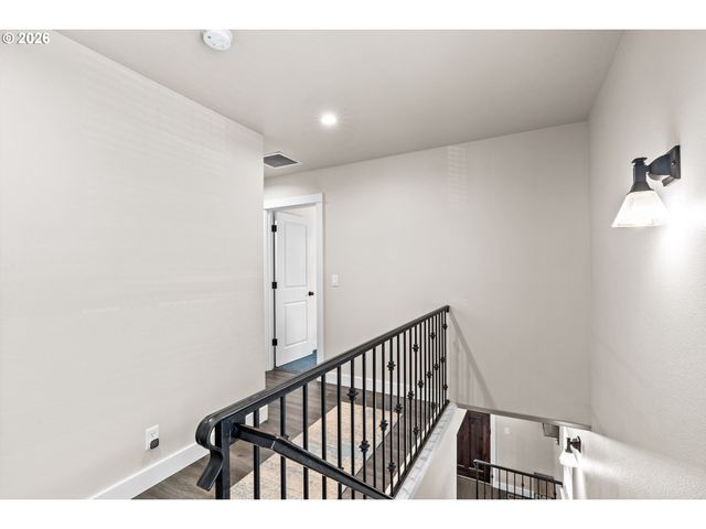 1810 CEDAR BROOK Dr, Eugene, OR 97402