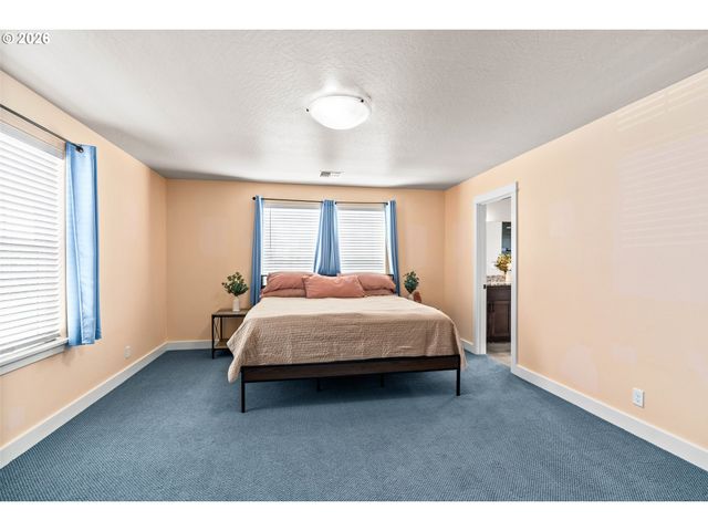 1810 CEDAR BROOK Dr, Eugene, OR 97402