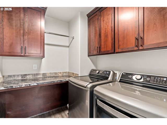 1810 CEDAR BROOK Dr, Eugene, OR 97402