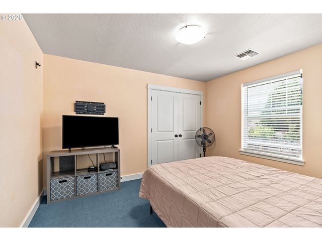 1810 CEDAR BROOK Dr, Eugene, OR 97402