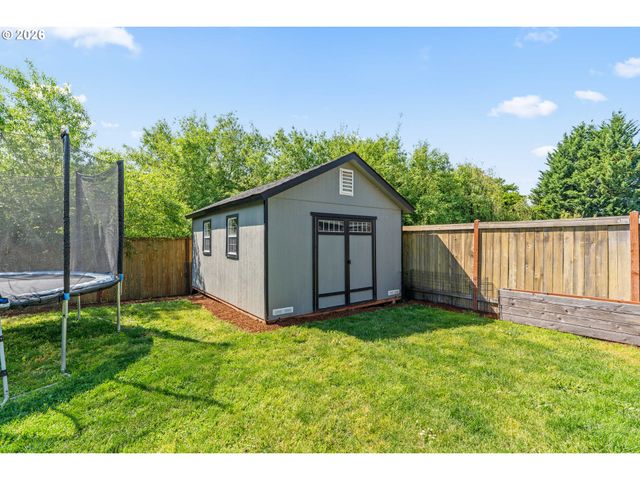 1810 CEDAR BROOK Dr, Eugene, OR 97402